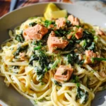 Pasta mit Lachs und Spinat in Sahnesoße.