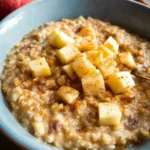 Schnelles und einfaches Apfelkuchen-Porridge